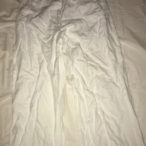 Vita jeans  - Dåliga bilder men det är ett par vita jeans som är lite vida. Knappt använda då vita kläder inte funkar så bra på mig. Kan mötas vid frakt står köparen för kostnaden.