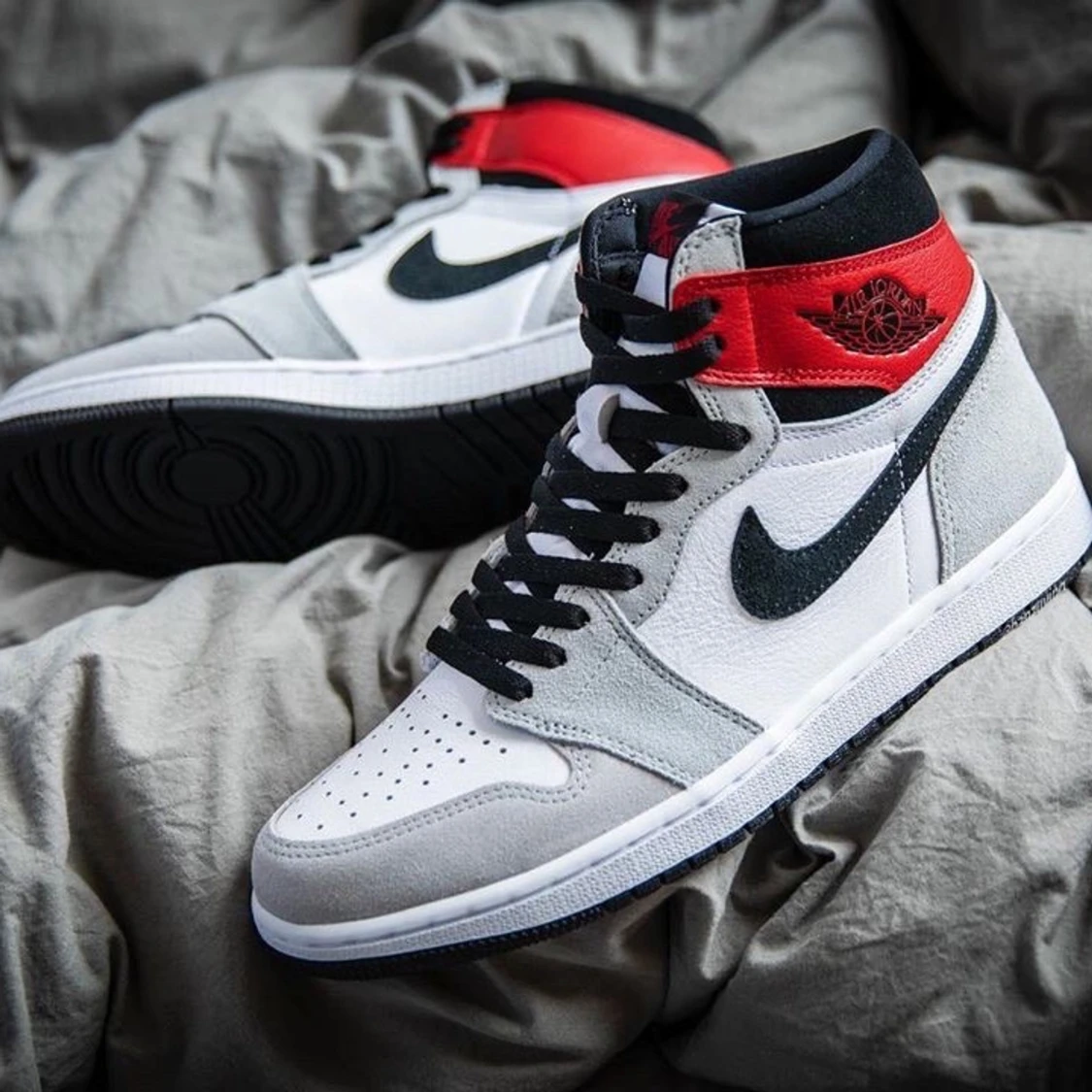 Air Jordan 1 High Smoke Grey Varsity Red - 90