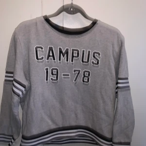 Tröja - Denna tröja är väldigt fin. Använd ca 2 ggr. Inga hål, märken, fläckar mm på tröjan. Tvättad ca 2 ggr innan säljning till den som köper. Strl L men passar på S/M och nästan förliten för L.