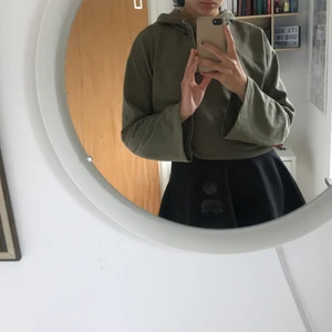 Grön hoodie - Fin grön hoodie, luftigt material. Inga hål, men det finns foundation fläckar här och var, syns inte om man inte kollar väldigt nära. Obs! Spegeln är smutsig det är fläckarna på kjolen
