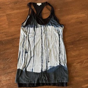 Diesel klänning vintage retro  - Mjuk o skön klänning från Disel strl M 100%bomull. Så fin. Modell som ett linne dubbla klänningar. Grå randig överst o svart under, ihopsydda. Rök-o djurfritt hem. Frakt ingår i priset. 