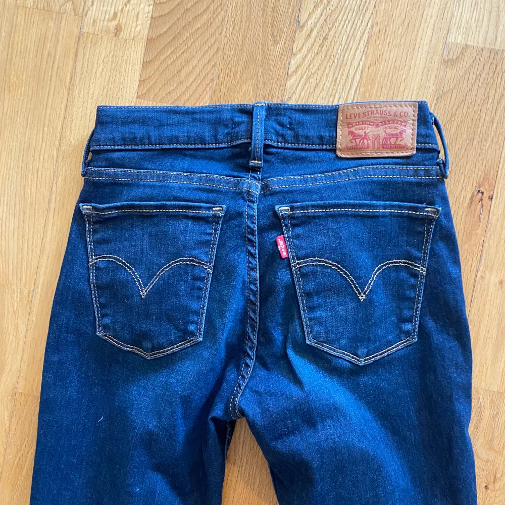 Mörkblåa jeans från Levis med hål, modell Superskinny. Köparen står för frakten🌺. Jeans & Byxor.