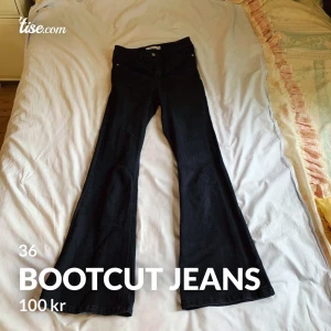 Svarta Bootcut jeans - Svarta bootcut jeans från NAKD i fint skick💙I storlek 36!