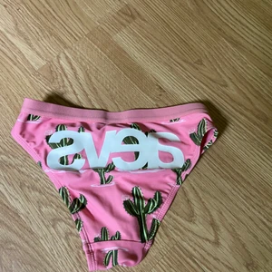 Svea bikinitrosa  - Bikiniunderdel ifrån SVEA. Säljer den för att den var för liten. Aldrig använd. 