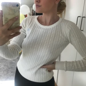 Kabelstickad tröja! - En kabelstickad tröja från Ginatricot. Sparsamt använd, ser fräsh ut! Frakt tillkommer 🥰