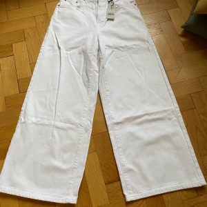 Wide leg jeans  - Hög midja, vida kroppade ben. 