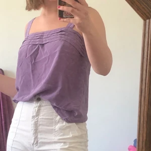 Lila topp - Tunt material med fina volanger i en fin lila färg. Passar XS till möjligtvis M (är lite lös på mig)  frakt 22kr