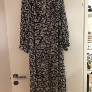 Zebra mönstrad klänning 