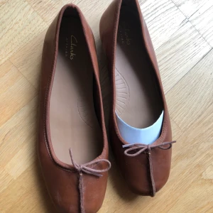 CLARKS - Lågsko i äkta skinn - Helt nya skor från CLARKS I ballerinamodell, st 40. Säljes pga fel storlek. Nypris: 900:-                                  Köparen står för frakten
