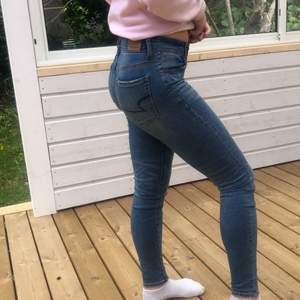 Skinny jeans i stretchig modell köpta i USA på American Eagle! Använda ett flertal gånger men sitter fortfarande bra på! Köpta för 500kr Du som köpare står för frakt själv 