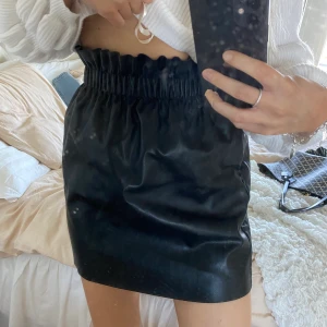 Skinn kjol - Skinn kjol från H&M, storlek 36! Använd 1-2 ggr, så i nyskick! Säljer för 100 kr inkl frakt