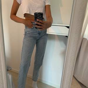 Blåa perfect jeans från Gina tricot, mycket fina jeans men säljer för att dem har blivit för små på mig. Jag är 170 och jeansen sitter rätt så högt över anklarna som ni ser på bilden. Om det är flera som vill köpa, buda. Skriv för mer bilder. 