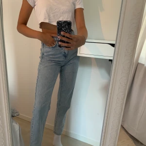 Perfect jeans, Gina tricot - Blåa perfect jeans från Gina tricot, mycket fina jeans men säljer för att dem har blivit för små på mig. Jag är 170 och jeansen sitter rätt så högt över anklarna som ni ser på bilden. Om det är flera som vill köpa, buda. Skriv för mer bilder. 