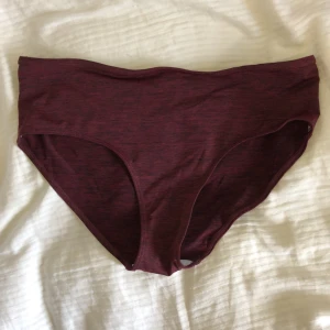 BIKINIUNDERDEL - Oanvända bikinitrosor i vinrött/svart mönster. Köparen står för frakten❤️