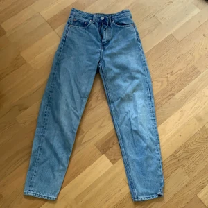 Byxor från weekday  - Jätte snygga byxor från weekday som jag tyvärr har växt ut :(