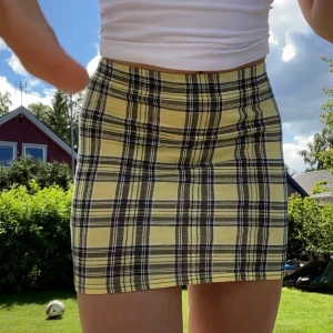 Rutig-kjol - Säljer då den är för liten. Passar en strl XS men även en S då den är stretchig. Tunn och mjuk. Frakt 22kr 