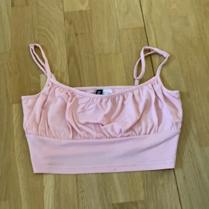 Jätte fint och trendigt linne från hm - Creppad trikå linne från hm i storlek M men skulle säga att den är en S! Aldrig andvänd så lappen är kvar💗Köparen står för frakt! Buda i kommentarerna! Hösta bud: 70 + frakt✨