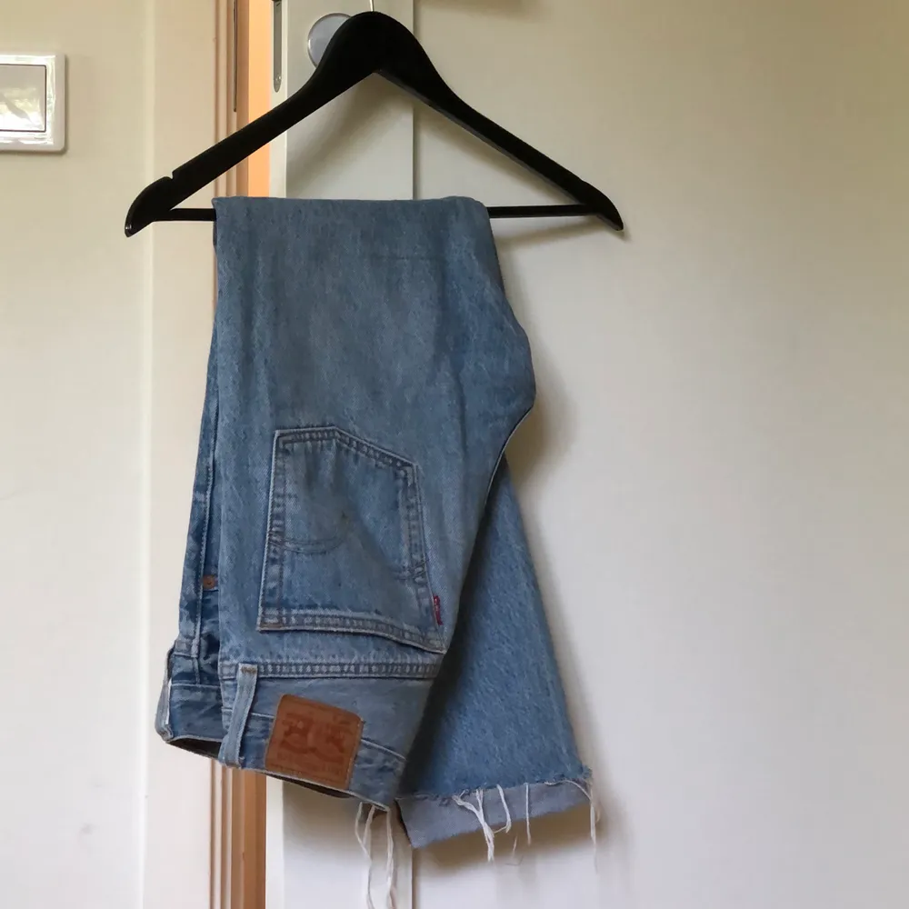 Snygga Levis jeans med lite slitningar, tyvärr för små för mig:/ köptes för ca 1000kr, pris kan diskuteras🥰. Jeans & Byxor.