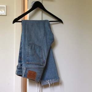 Snygga Levis jeans med lite slitningar, tyvärr för små för mig:/ köptes för ca 1000kr, pris kan diskuteras🥰