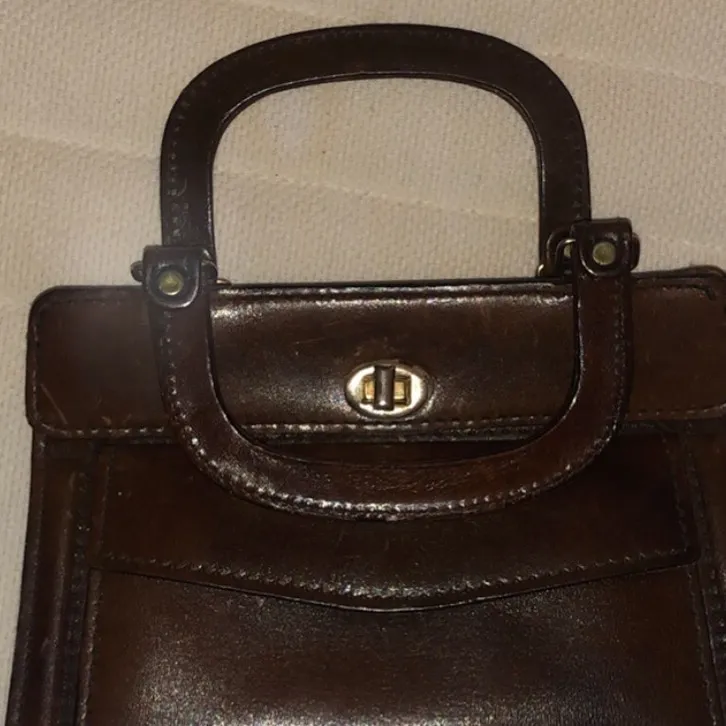 Brun vintage-handväska i läder! 🤎. Väskor.