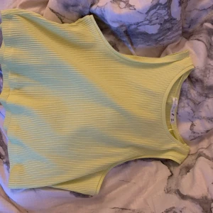 Snygg topp - Populära toppen som är i toppskick, inte använd och vill gärna få ut i garderoben så fort så möjligt<33 +frakt