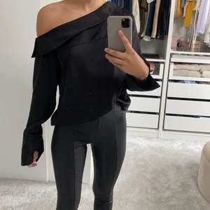 Blus - Svart blus från ginatricot, storlek 34! Knappt använd☺️