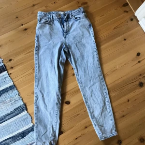 Dagny mom jeans Gina tricot strl 35 - Sparsamt använda mom jeans i modellen dagny från Gina tricot! Frakt ingår