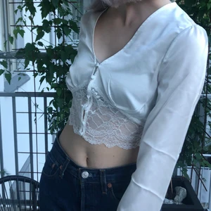 Vit silkesblus med spets - Denna superfina helt oanvända blus från SHEIN var tyvärr för liten för mig:(💕 Så fin med spetsdetaljer och i silkesmaterial. Den är i storlek M men min syster som är modell på bilden är en XS och på henne sitter den perfekt. Köparen står för frakt💫