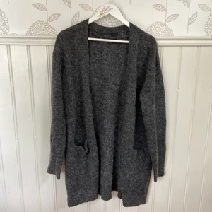 Grå kofta i storlek S - Grå lång kofta i storlek S för 50kr. Möts upp i Gävle eller fraktar för 66kr.