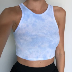 Tiedye linne 3’ - Ett supersnyggt tie-dye färgat linne i en croppad modell. Har aldrig använt så det är nyskick. Frakt tillkommer på 25kr. Eftersom dessa linnen är väldigt populära och många vill köpa är det viktigt att man kan swisha direkt! :) se min profil för fler!!