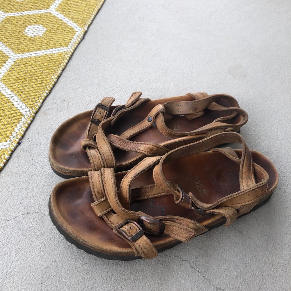 Superfina sandaler från birkenstock som varit till stor användning (men är i bra skick, dom är bara ganska utgårds). Nu passar dom mig inte längre och söker ny ägare🥰 Modellen finns ej att köpa längre, skriv vid frågor, köparen står för frakten 💕. Skor.