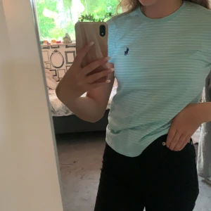 Ralph Lauren  - Säljer en ljusblå/vit randig t-shirt med Ralph Lauren märket från Ralph Lauren,  knappt använd! Storlek XS