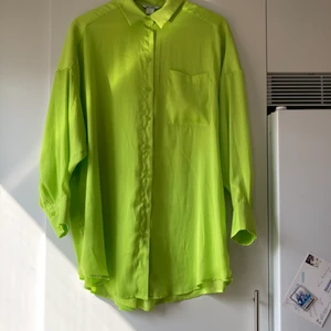 Neongrön blus Monki  - Neongrön blus från Monki. Storiek XS, men passar upp till M. Stoor i storiek. 