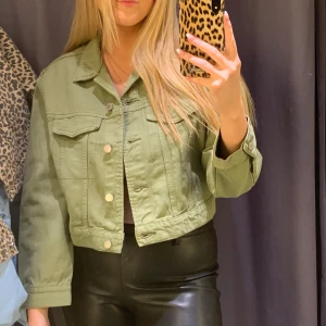Jeansjacka - Kortare militärgrön jeansjacka med matta gröna knappar och fin krage. Köptes på Bikbok för 599 och använd fåtal gånger, säljes för 200:- 🌼