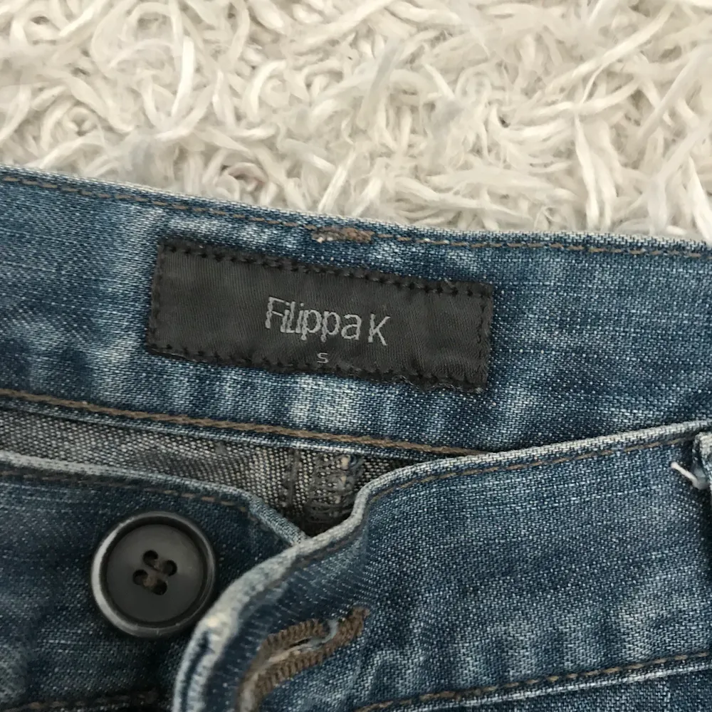 Snygga vida jeans från Filippa K i storlek S. Jeans & Byxor.