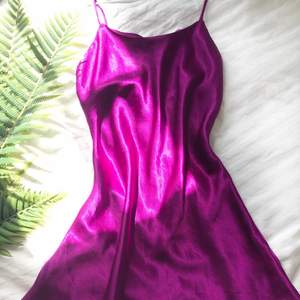 En jätte snygg klänning i lila silkes material. Trendig och kan stylas på många sätt. 💕 klippt bort alla lappar men skulle säga att den passar S/XS. Svarar gärna på frågor om du har någon☺️