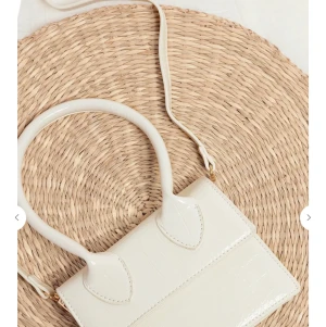 Säljer en NAKD vätska! Inte använd  - Säljer denna väska från NAKD ! Den är i creme/beige färg! Köpte för 379 kr säljer för 300kr! 