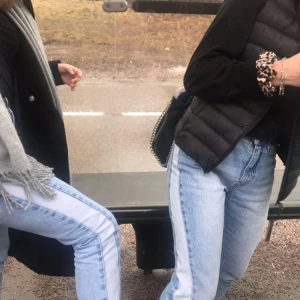 Jeans NA-KD storlek 36 - Säljer nu mina absoluta favoritjeans från nakd pga att de är för små. De är i rak momjeans-modell och har medelhög midja samt en ljus slinga längst med sidorna på båda benen. Skulle säga att dessa passar bättre på 34 pga liten stl och hårt tyg. Bra skick!