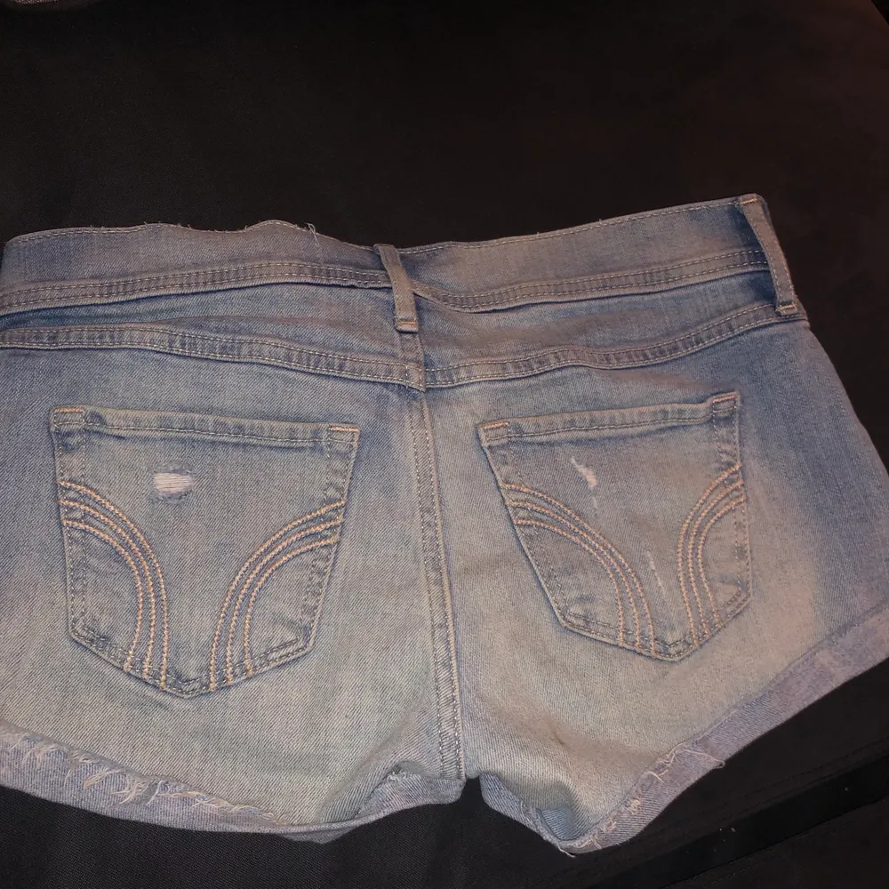 Korta shorts från Hollister!! Storlek w25. Har liten fläck på rumpan (se bild)🥰. Shorts.
