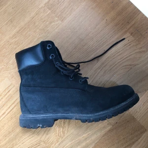 Timberland stl 38,5 - Timberland-kängor använda en säsong men i fint skick. Sula saknas då jag använt en specialsula. Frakt tillkommer 95 kr.