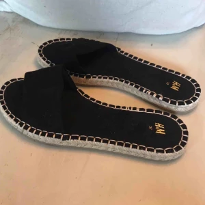  - Slip in sandaler från HM i storlek 37 Mockaliknande material och kontrastsömmar som detalj med bastsula 
