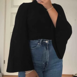  - Svart polo med trumpetärmar från Shein i storlek S