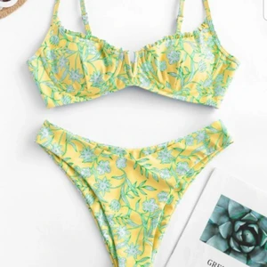 Bikini från Zaful, M/L - Jättefin bikini från märket Zaful. Helt oanvänd, både lapp och hygienskydd kvar. Säljer då den var lite för stor. Står att det är en storlek L men skulle säga att den är ganska liten i storleken. Frakt tillkommer.