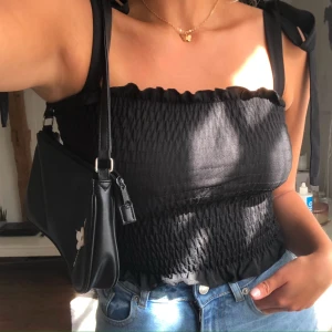 Blus  - En supersöt blus från ginatricot i storlek S. Köpt här på plick, har endast använt den 2 ggr men så fin. Mycket strechig så skulle tro att den passar en XS-M. Inga skavanker finns. 💛💫 *högsta bud 90kr + 19kr frakt*