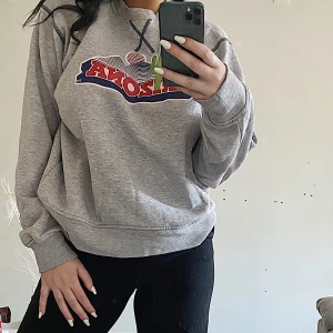 Oversized tröja i storlek L - En gammal COLLAGE tröja från the US, den är fortfarande i bra skick och inte använd jätttee mycket!!