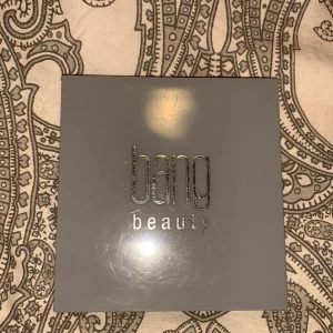 Smink - Aldrig använd pga använder inte ögonskugga väldigt fina färger och skulle verkligen rekommendera till en höstig sminkning 🥰 orginal pris 350kr