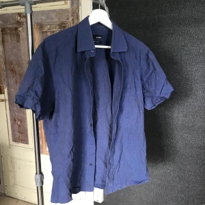 Bomulls skjorta  - Blå skjorta i bomull. Köpare står för frakt 👔👕