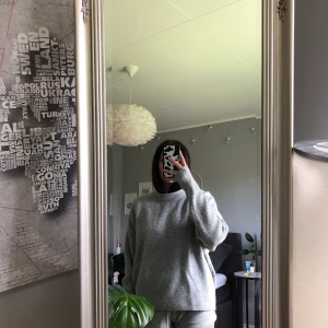 Oversized stickad - Älskar den här grå stickade tröjan i oversize modell, men har haft den superlänge så det är dags att gå vidare från den 🤪 