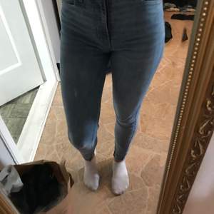 Jag säljer mina Levis jeans pågrund av att dem kom inte till användning. Storlek 25 är som s. Använda ca 3 gånger, köpta för: 1100 kr 