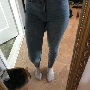 Levis jeans(knappt använda) - Jag säljer mina Levis jeans pågrund av att dem kom inte till användning. Storlek 25 är som s. Använda ca 3 gånger, köpta för: 1100 kr 